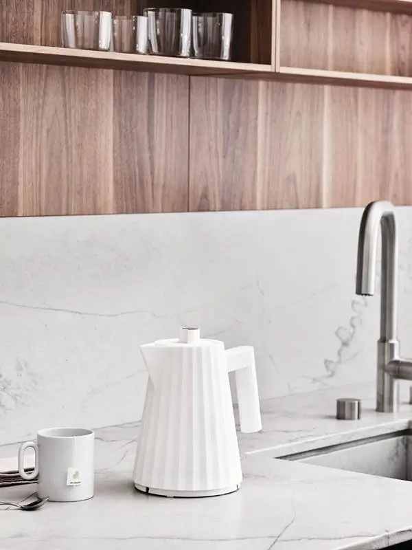 Alessi Plisse elektrischer Wasserkocher weiss klein MDL06/1 W Bild 2